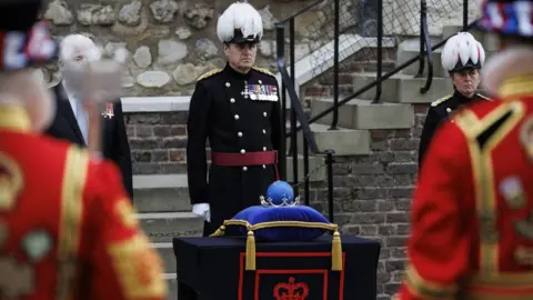 John Phillips The globe arrives at the Tower of London
