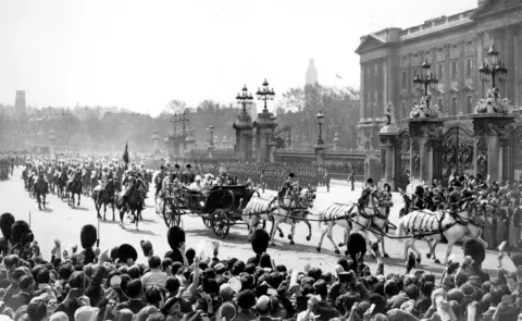 Getty Images 6th May 1935: The royal carriage leaves Buckingham Palace for the thanksgiving service in St Paul's Cathedral on the Silver Jubilee of King George V, (1865 - 1936), and Queen Mary, (1867 - 1953).
