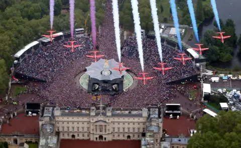 Getty Images The Royal Air Force Aerobatic Team fly in formation over Buckingham Palace as The Royal family stand on the balcony on June 5, 2012