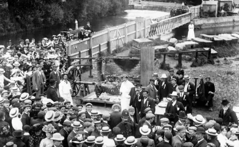 Getty Images Crowd gathered for an ox-roast near to the River Thames, Osney Bridge, Oxfordshire, June 1887; in celebration of Queen Victoria's Jubilee