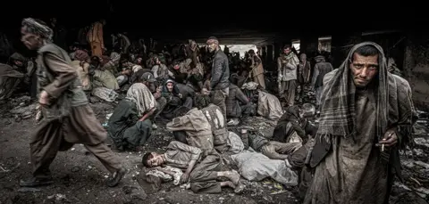 Simon Townsley People under the Pul-e-Sukhta bridge, Kabul
