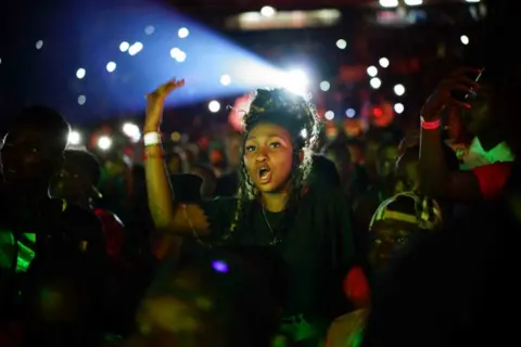 AFP A woman sings during the concert of Malian musician Sidiki Diabate at Modibo Keita Stadium in Bamako on September 3, 2017. Diabate is one of the most popular Afro Trap singers in Mali and Africa. He also plays the kora and contributed to the album Lamomali with Matthieu Chedid and his father renowned kora player Toumani Diabate.